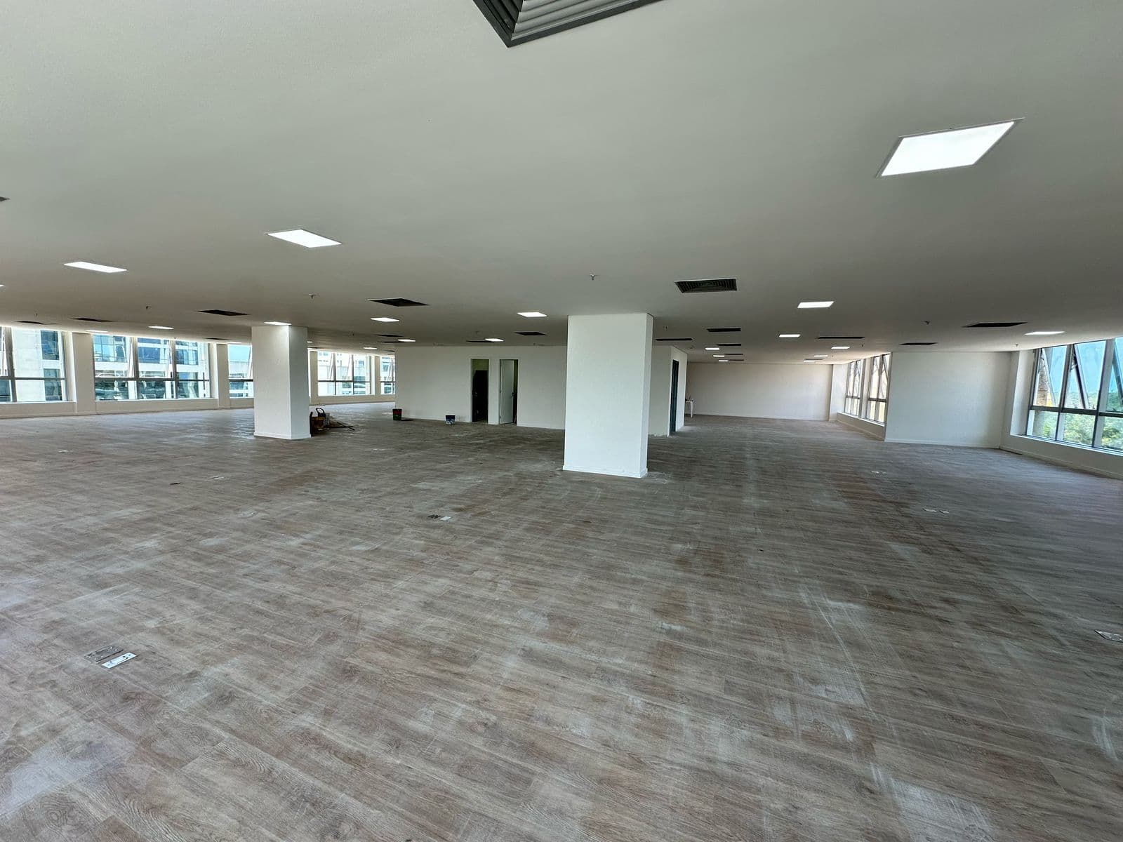 Espaço corporativo de 568,67 m² com 12 vagas para locação, possui banheiro masculino e feminino, área para copa/cozinha .