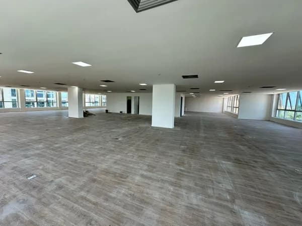 Espaço corporativo de 568,67 m² com 12 vagas para locação, possui banheiro masculino e feminino, área para copa/cozinha .