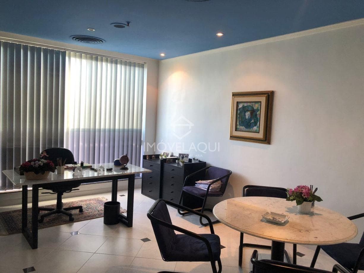 Sala com 60 m², totalmente reformada, piso em porcelanato, ar-condicionado central,