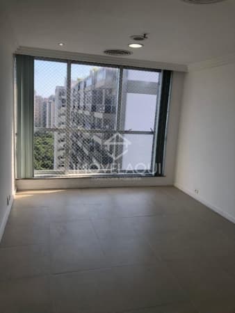 Excelente sala com 30 m², totalmente reformada, piso em porcelanato, ar-condicionado central
