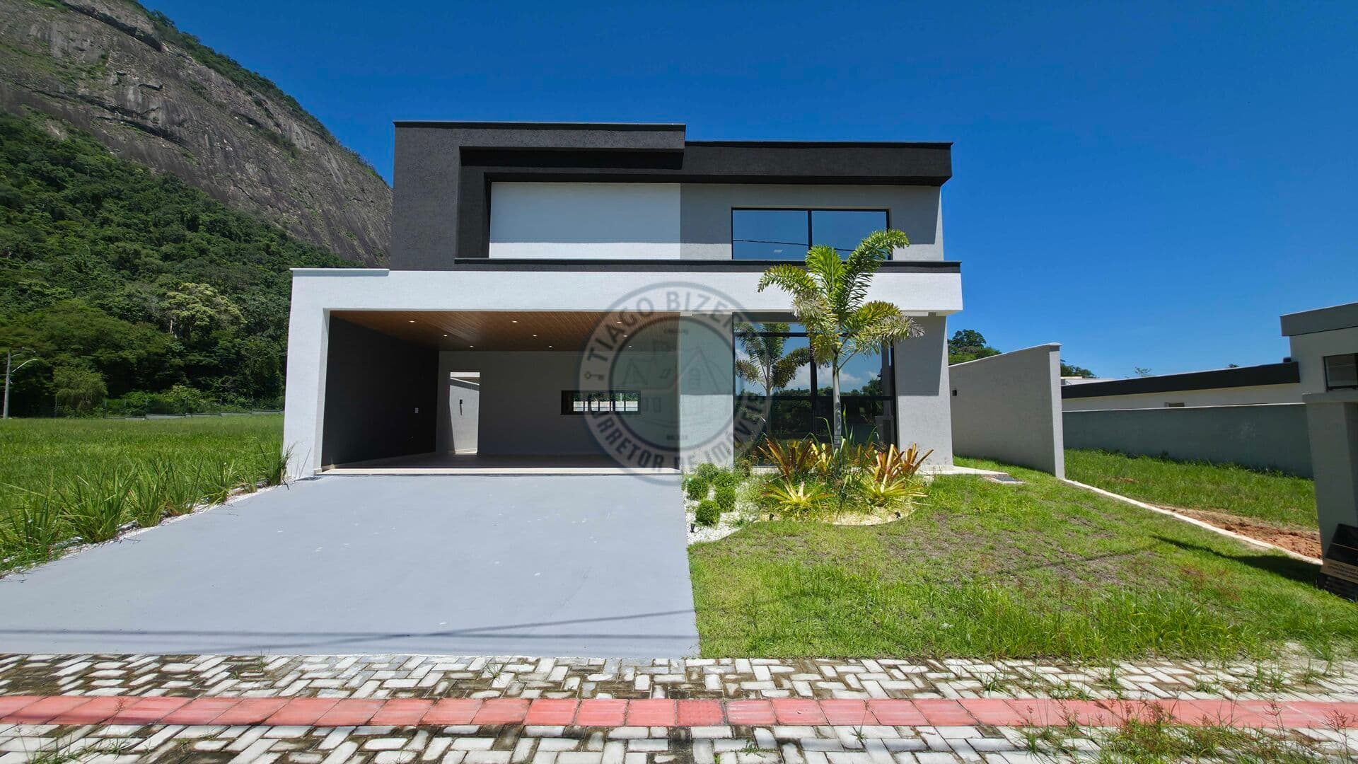 Casa Moderna com Piscina e Alto Padrão de Acabamento | 3 Quartos (1 Suíte com Closet) | 187m² Construídos