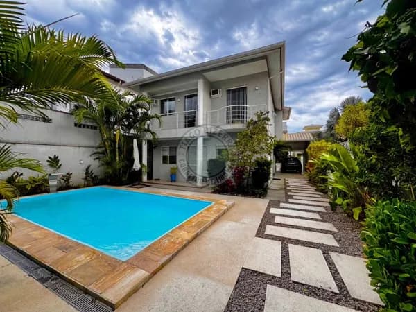 Casa em Condomínio à Venda em Maricá – Alto Padrão com Lagoa Privativa