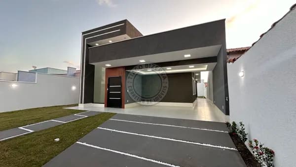Casa luxuosa recém construída com detalhes em alto padrão