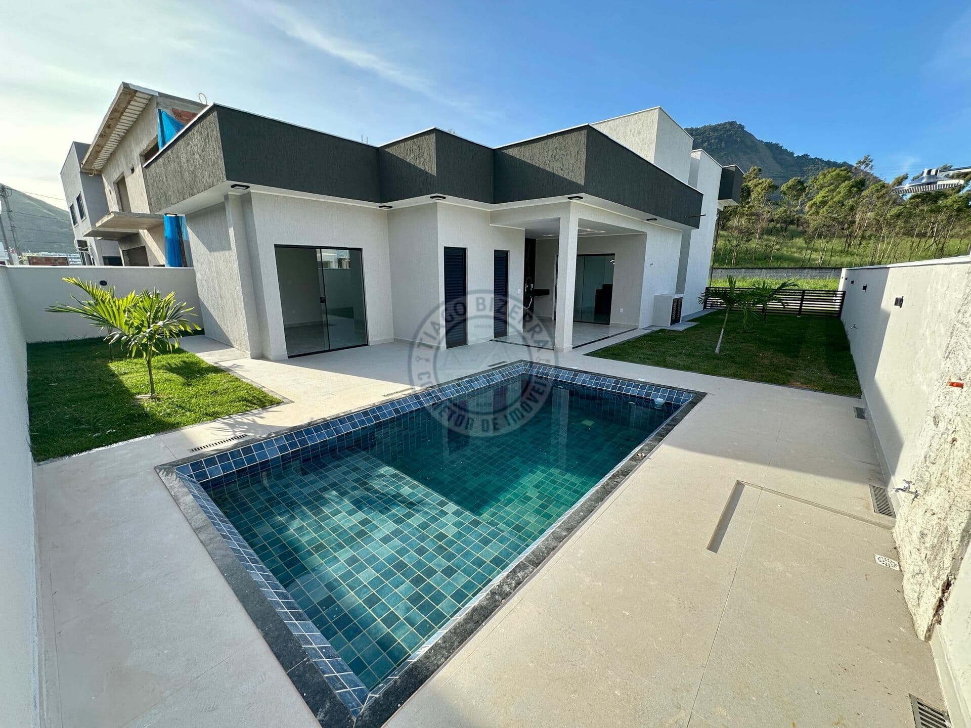 Casa Linear com 3 Quartos (2 Suítes), Piscina e Área Gourmet à Venda