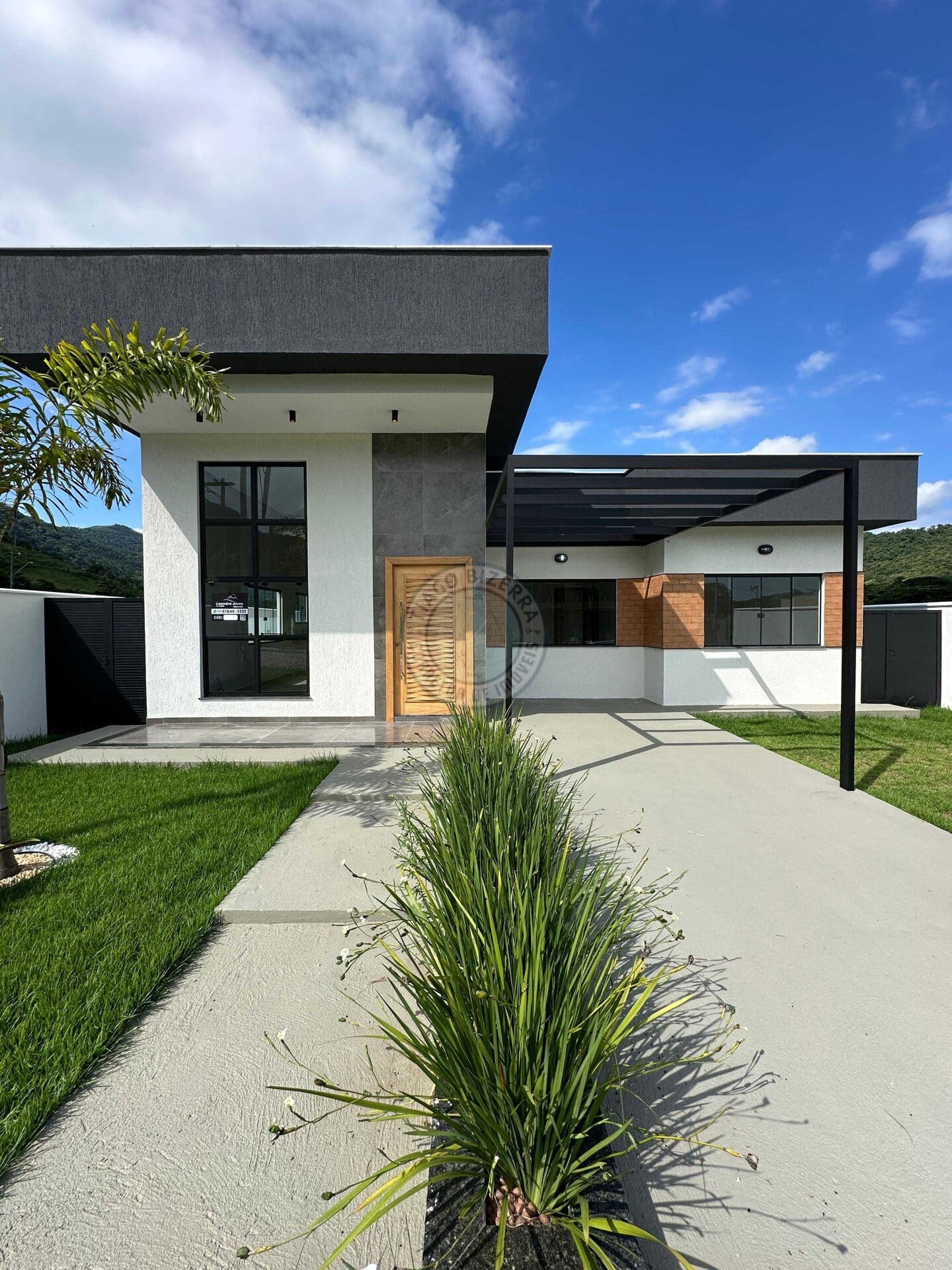 Casa com 3 Quartos (1 Suíte) em Condomínio com Lazer e Natureza