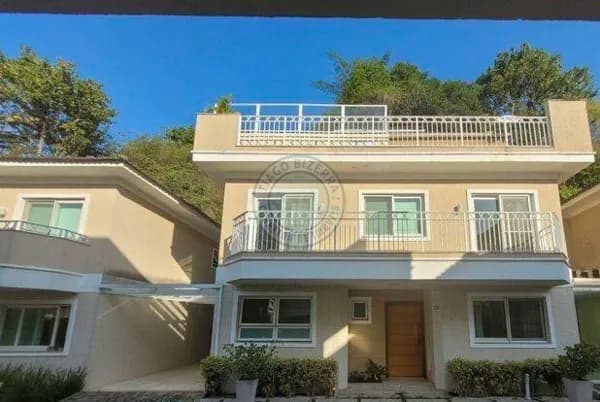Triplex de alto padrão em condomínio
