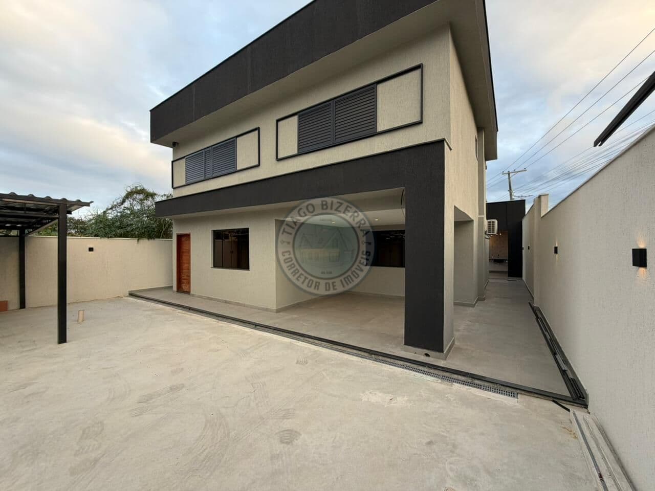 Casa de Alto Padrão com 5 Quartos, Piscina e Espaço para Toda a Família em Itaipuaçu