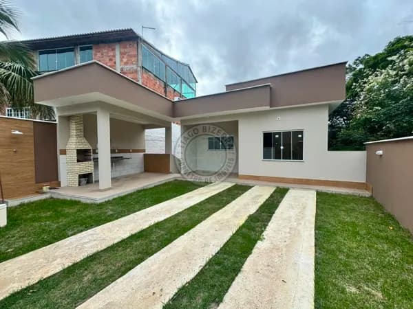 Casa com Vista para a Lagoa, Amplo Terreno e Grande Potencial de Expansão