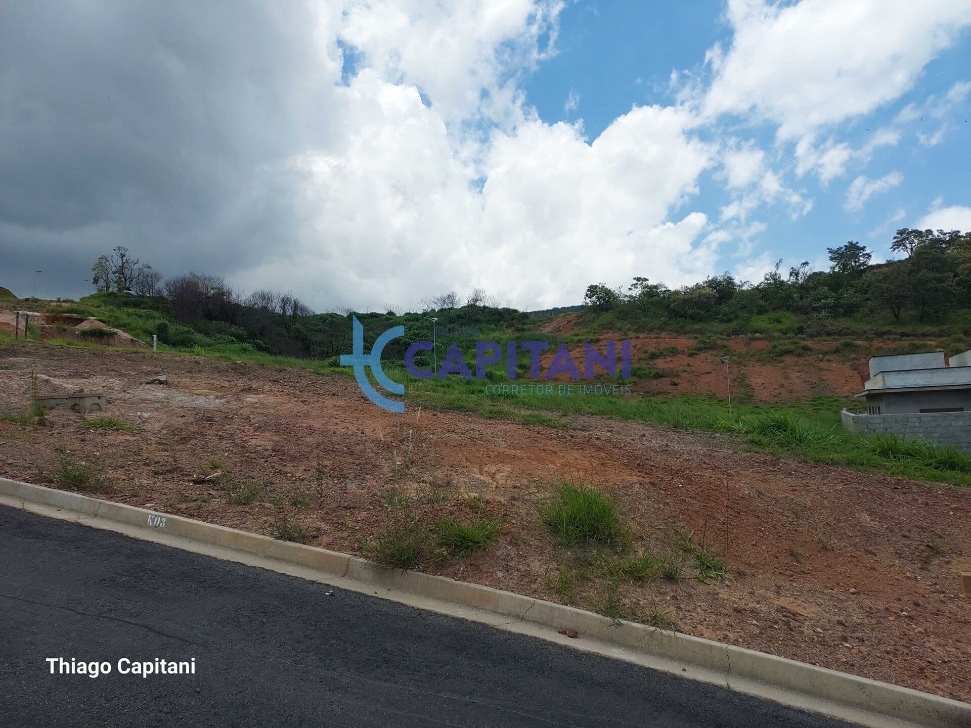 Terreno semi plano no condomínio Portal Lamis 300m²