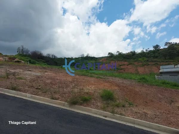 Terreno semi plano no condomínio Portal Lamis 300m²