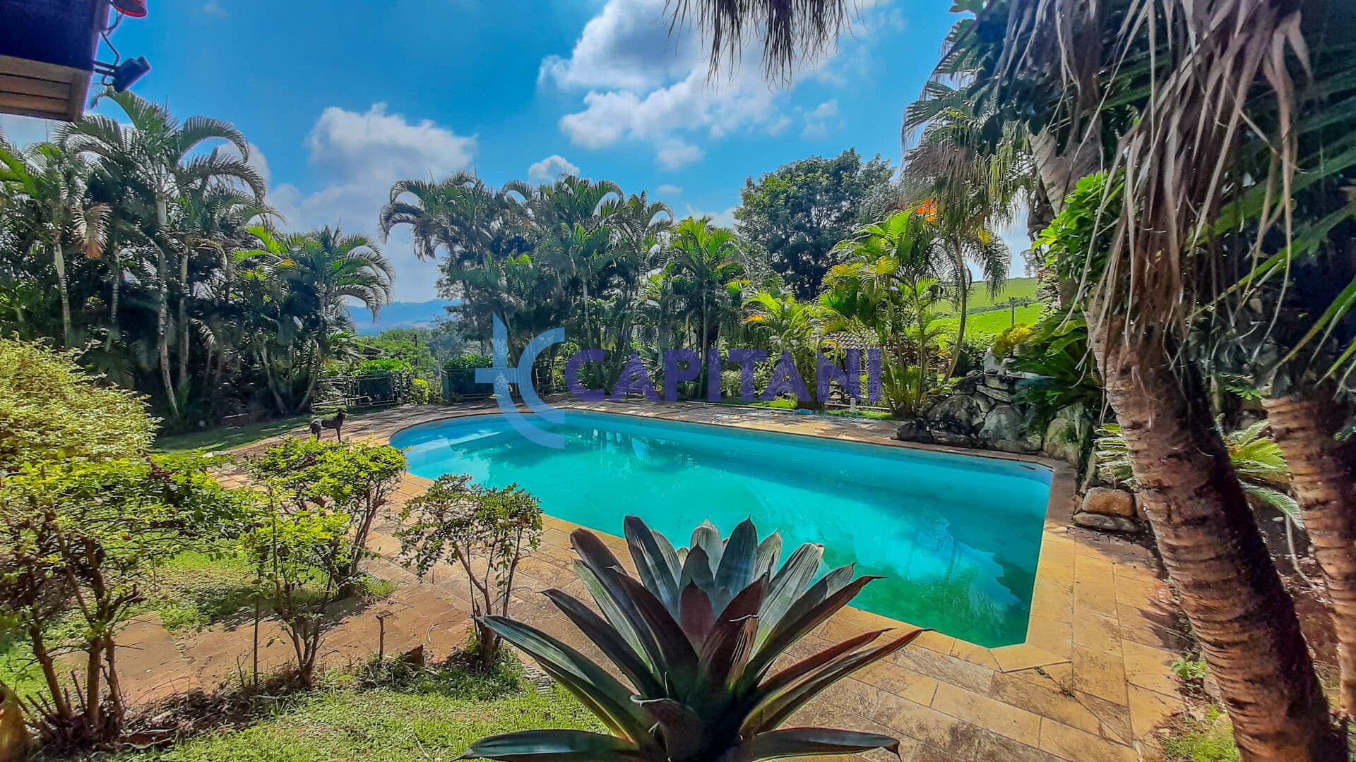 Sítio a venda c/ 4 casas e área total de 3.000m² em Atibaia