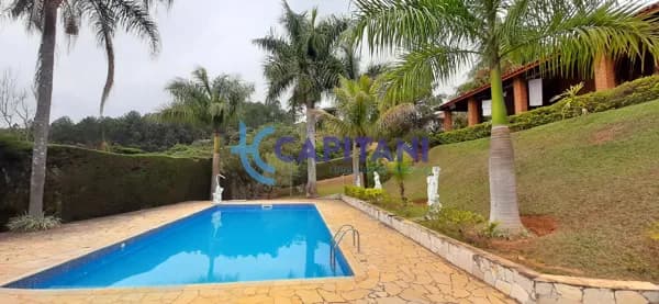 Chácara avarandada c/ 4 suítes e área total de 2.350m²