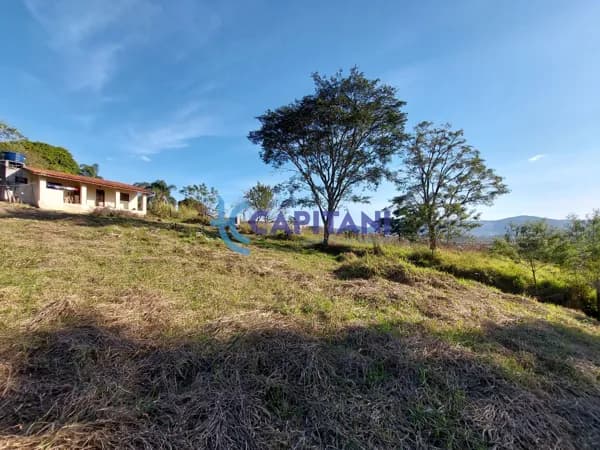 Chácara com 1.000m² de terreno c/ casa de 35m² a venda na Região de Atibaia