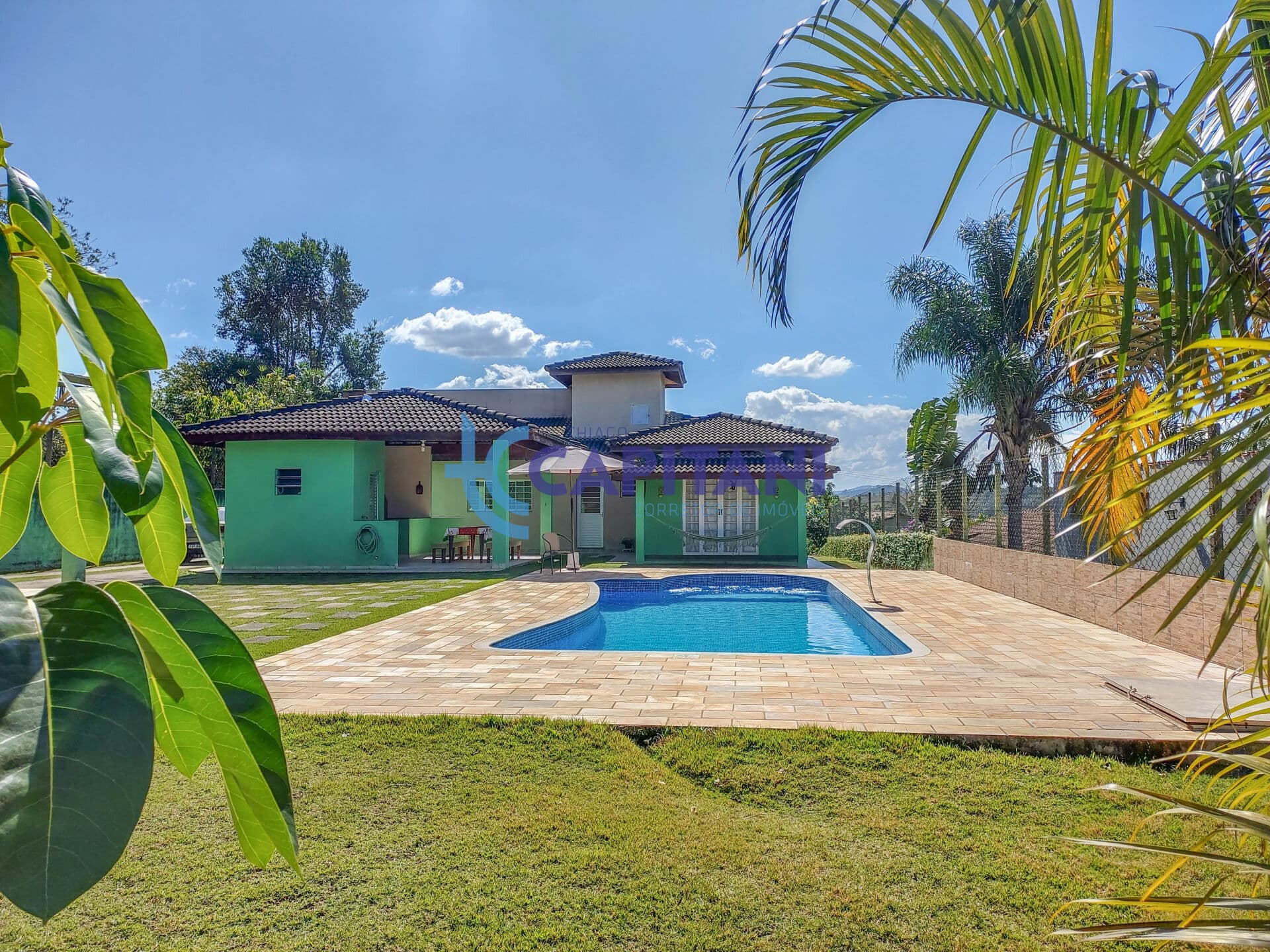 Casa c/ 221 m² - 3 dormitórios + Piscina + ampla área verde - Condomínio Alpes D"Ouro - Município vizinho de Atibaia