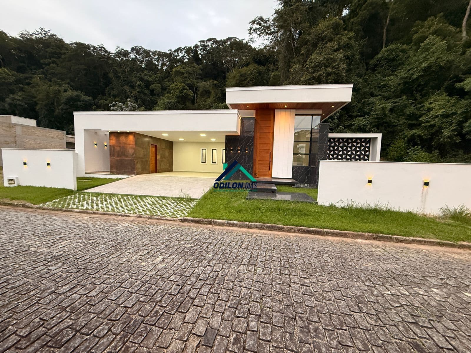 Belíssima Casa de Alto Padrão em Casimiro de Abreu