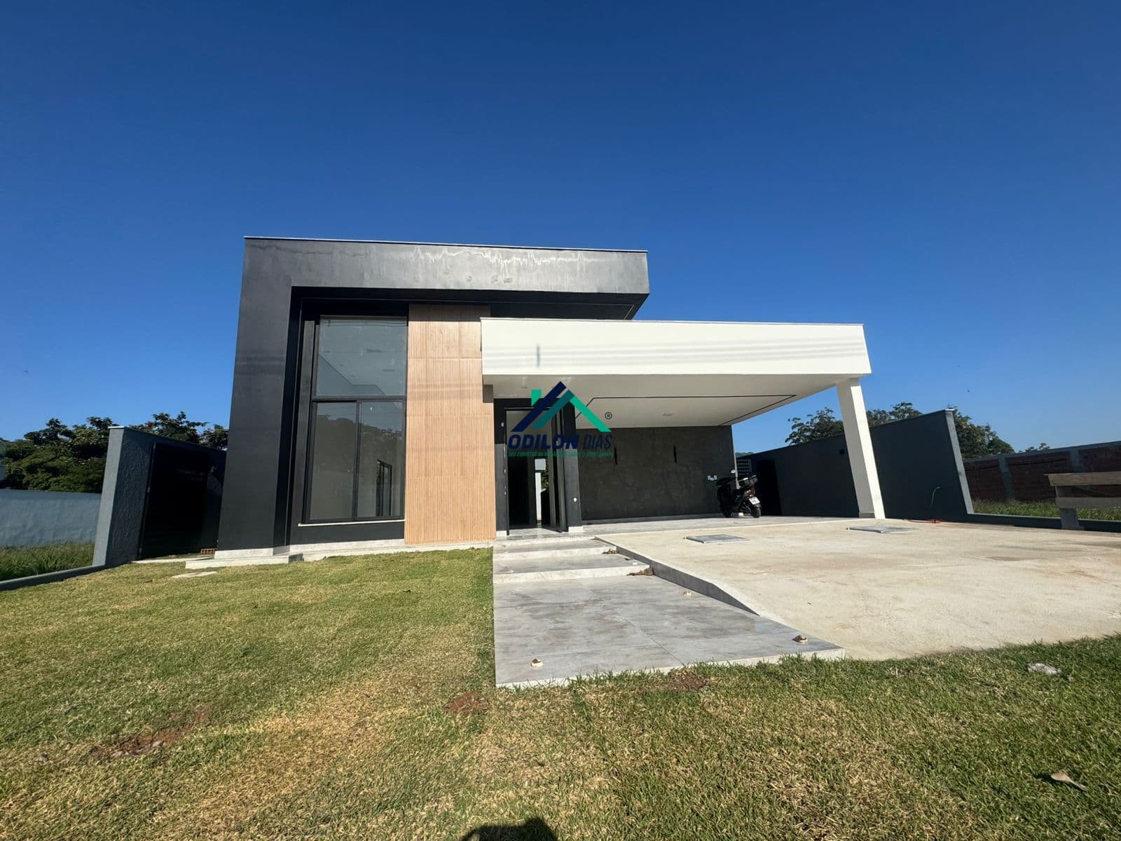 Casa Linear de Alto Padrão