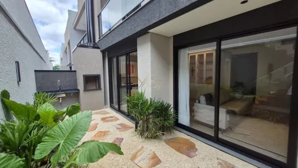 Sobrado Alto Padrão com Quintal e Ático – 175 m² e 215 m² no Xaxim