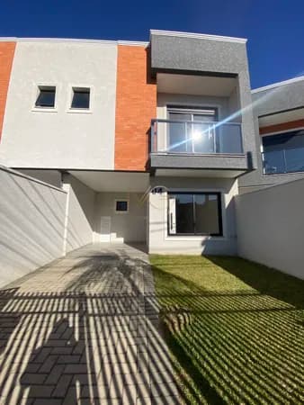 Excelente Sobrado não Geminado, localizado no Bairro Boqueirão