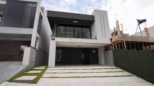 Casa em Condomínio Clube – 4 Quartos | 190m² | Santa Cândida – Curitiba
