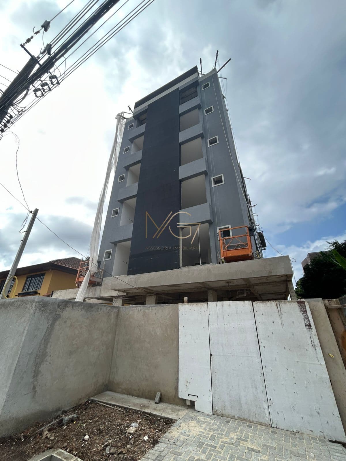 Apartamento com 02 quartos, suíte, elevador, 77,54m² no Centro de Pinhais/PR.
