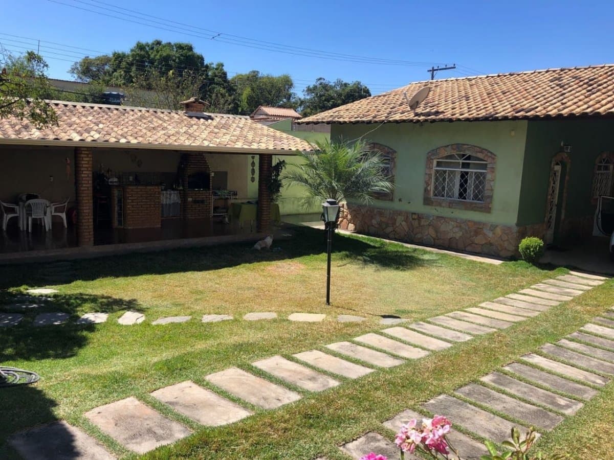 Casa Padrão para Venda em Centro Vespasiano-MG