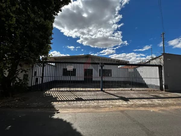 ✨ Terreno Amplo com Construções Comerciais no Setor Água Branca ✨