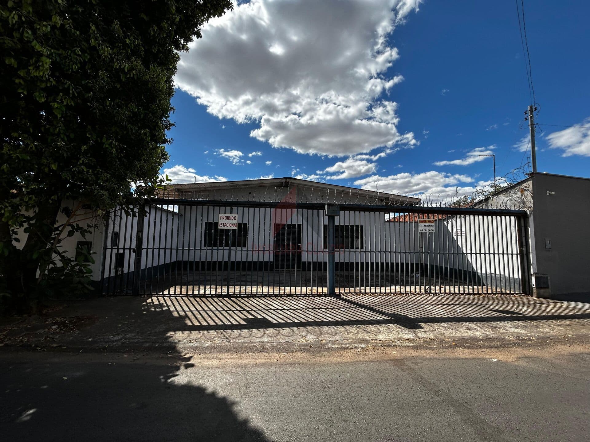 ✨ Terreno Amplo com Construções Comerciais no Setor Água Branca ✨