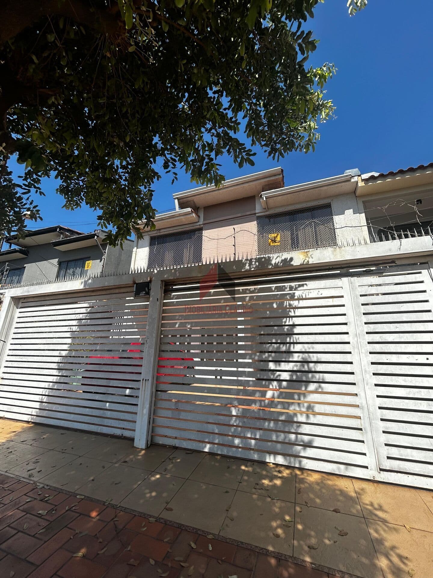 ✨ Lindo sobrado com acabamento no porcelanato e usina fotovoltaica!✨