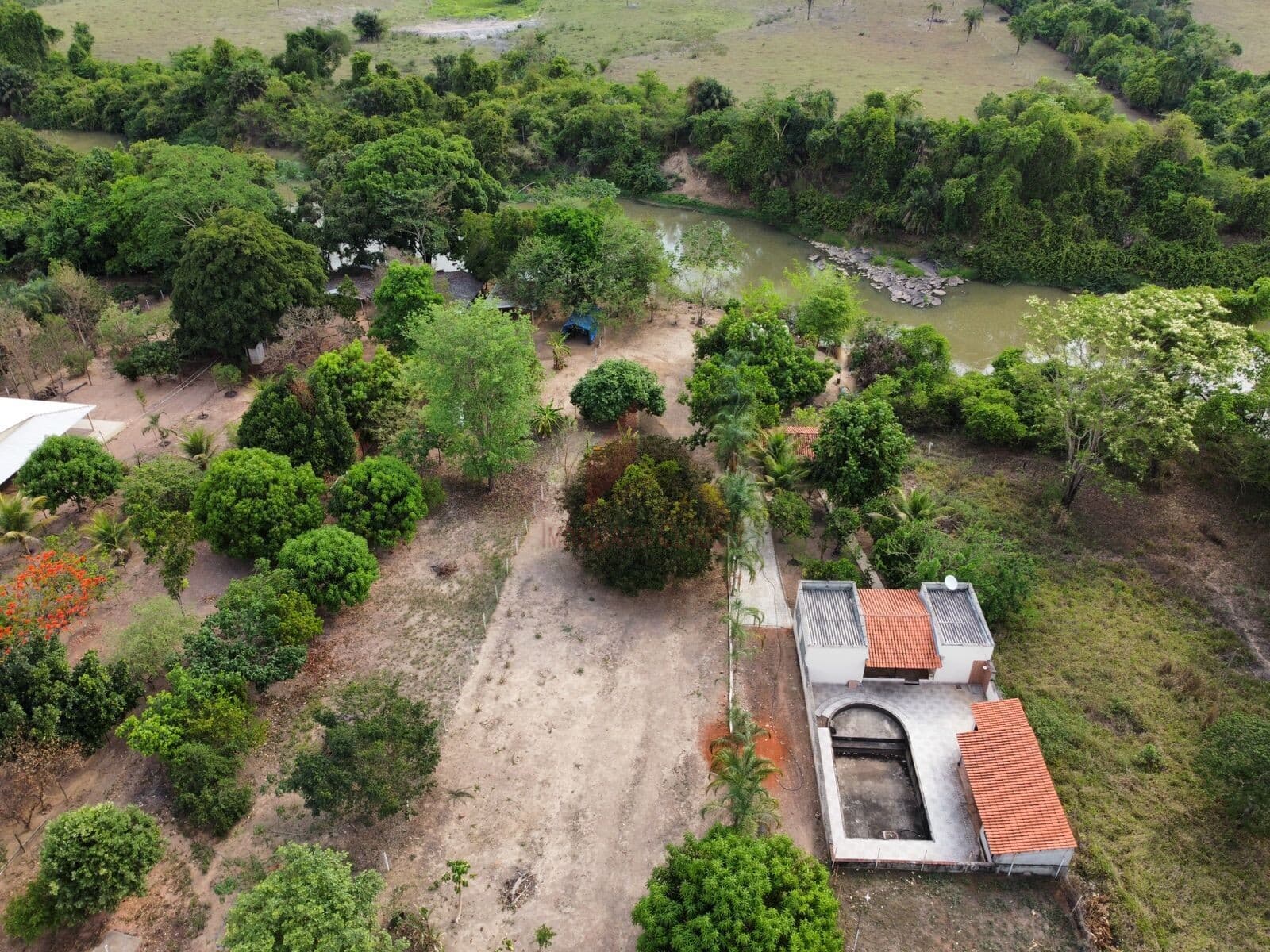 DISPONÍVEL PARA VENDA CHÁCARA HÁ 32KM DE SÃO LUÍS DE MONTES BELOS-GO AS MARGENS DO RIO PILÕES.