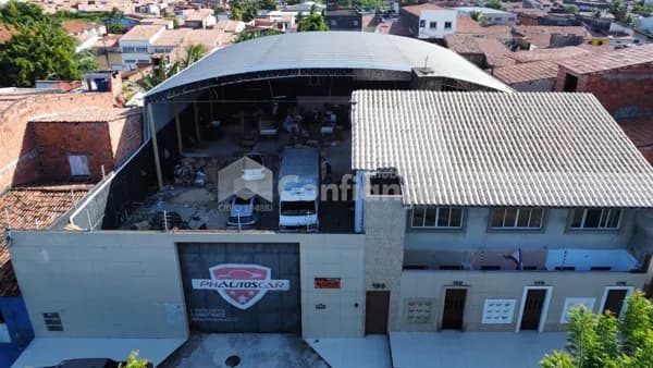 Prédio Comercial com Galpão + Apartamentos á Venda no Quintino Cunha- Fortaleza/CE