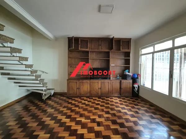 Sobrado para venda, rua tranquila.
