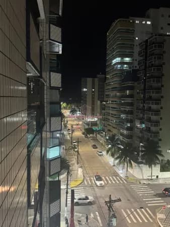 2 dormitórios frente rua c/ 3 sacadas!