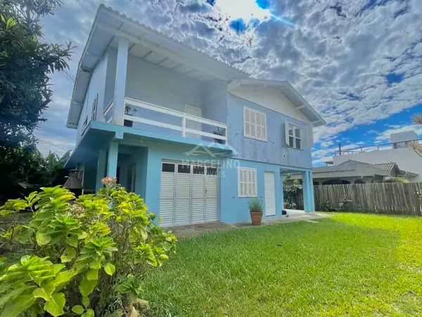 CASA À VENDA – OPORTUNIDADE A 100m DA PRAIA