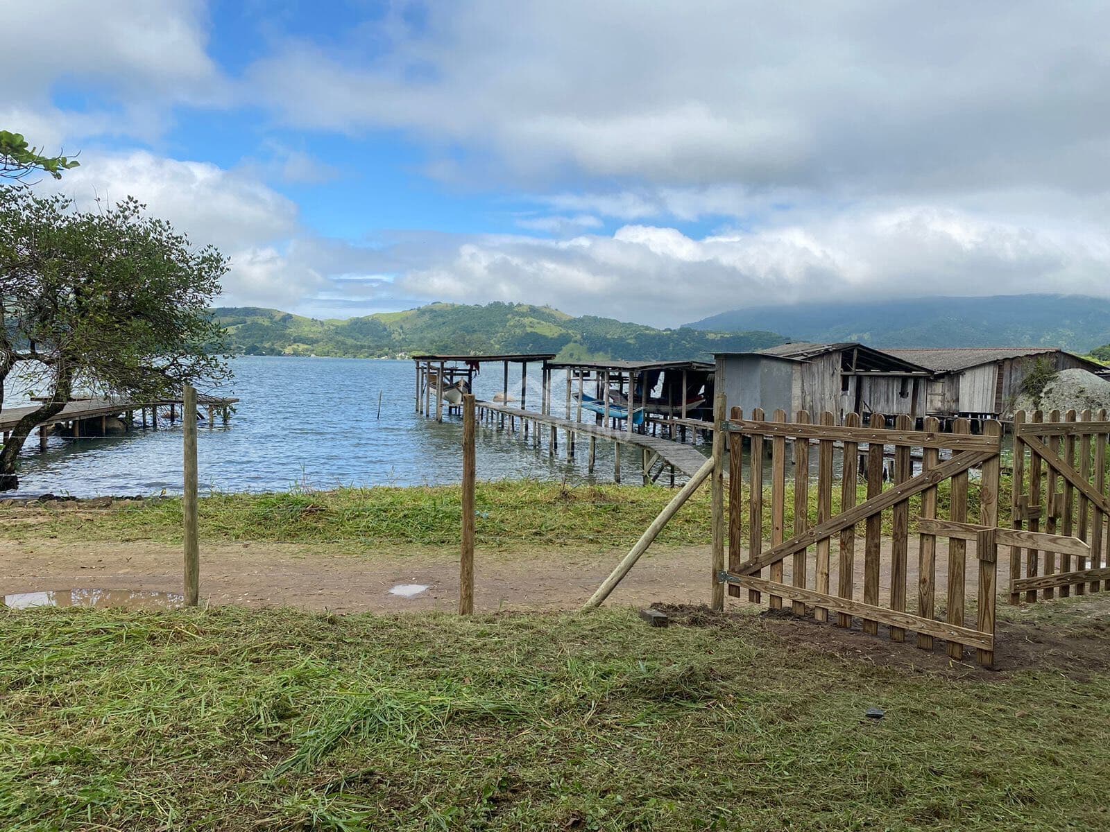 Terreno beira de lagoa