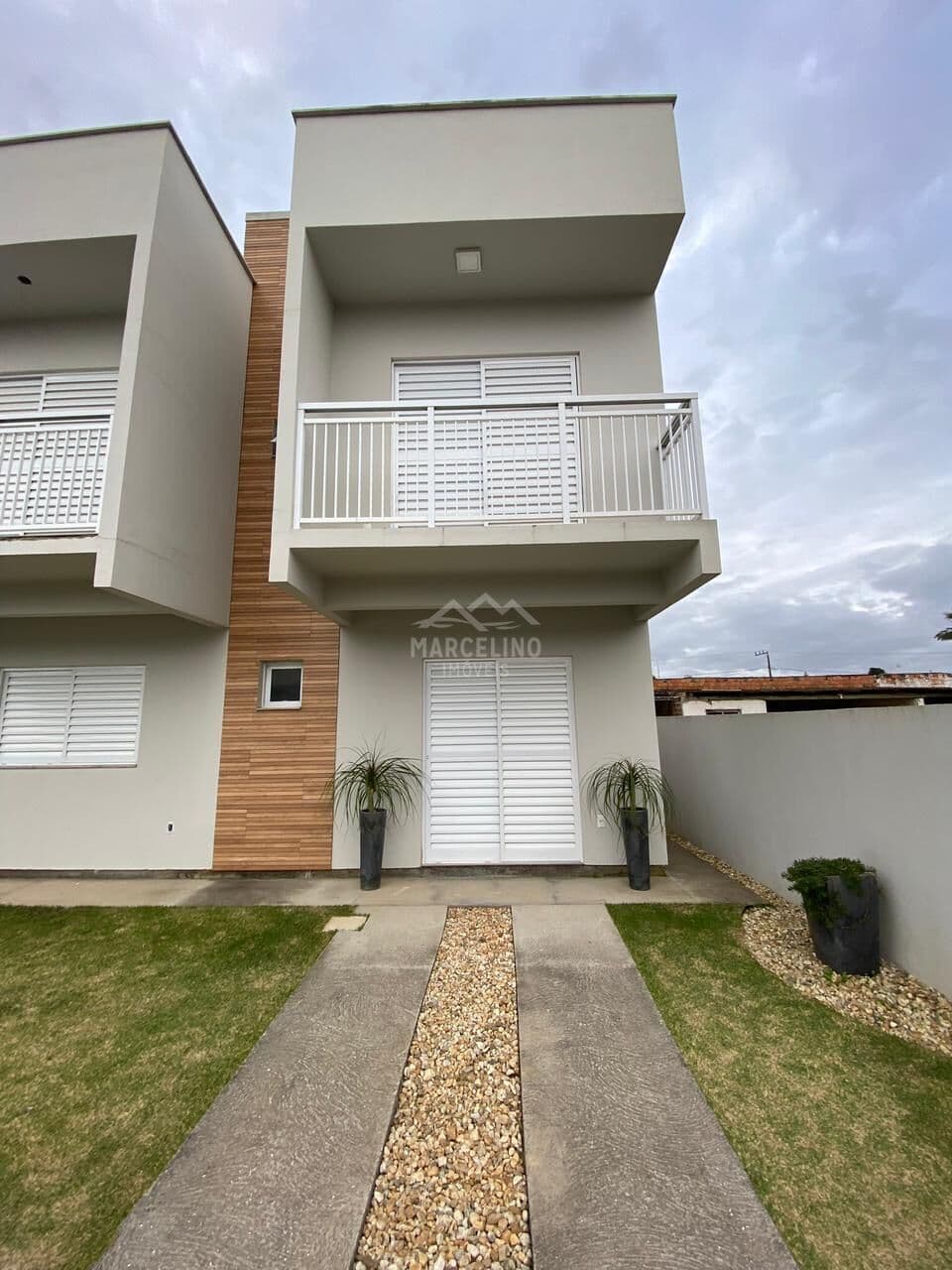 Casa nova geminada no bairro Nova Brasília