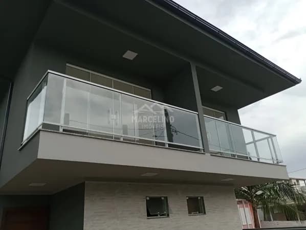 Casa Geminada a 50 metros da lagoa de Ibiraquera.