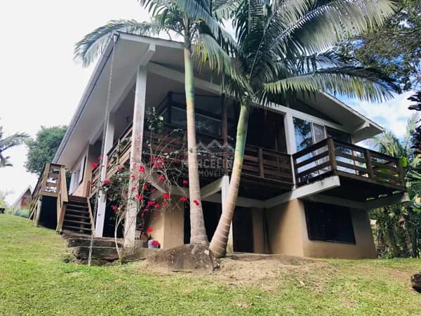 Casa em meio a natureza.