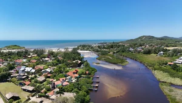 Casa próxima a lagoa e mar na Praia da Ferrugem