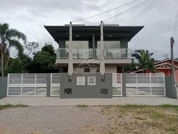Casa Geminada de alto padrão a 150 metros da Lagoa de Ibiraquera.