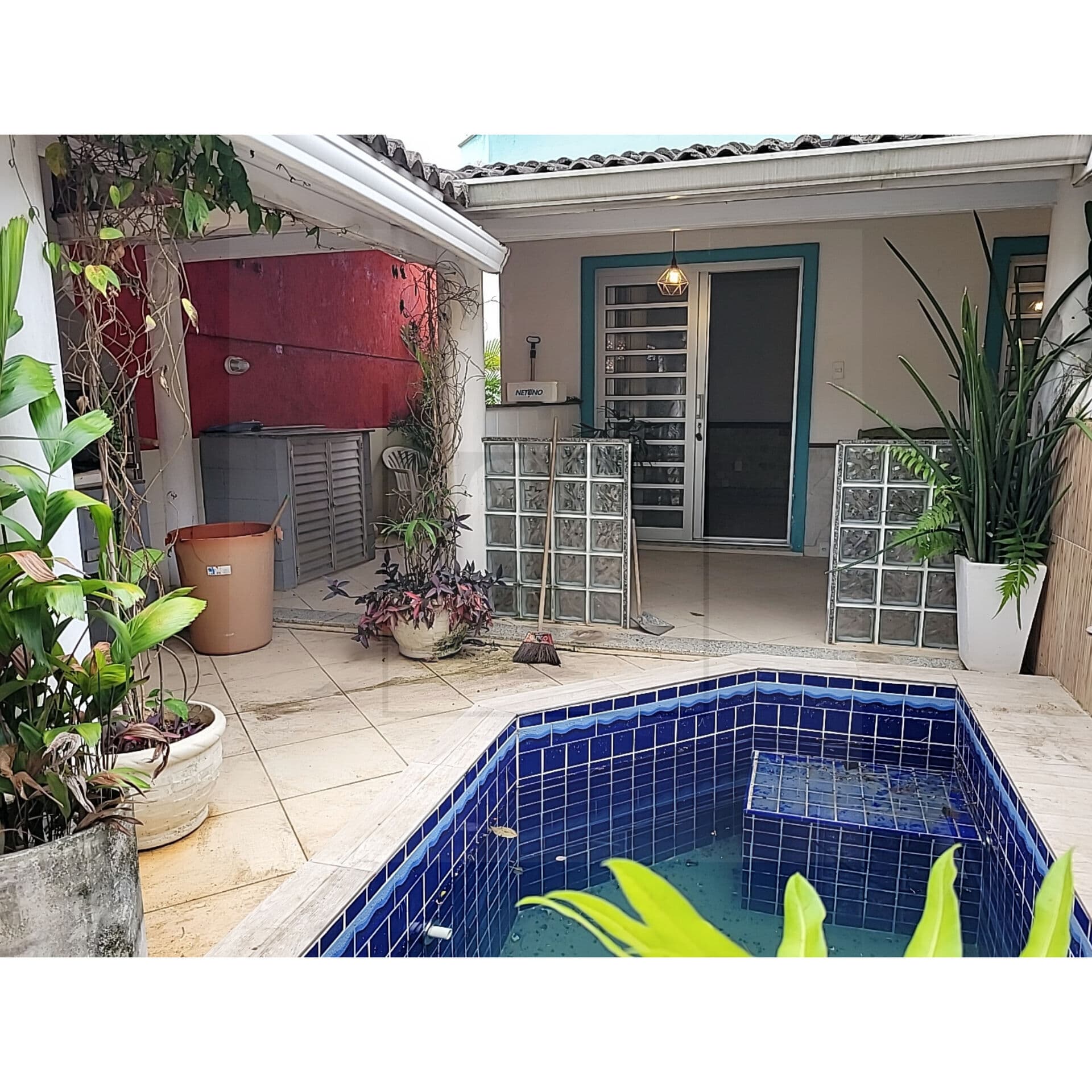 Casa em Condomínio fechado com 3 suítes em lha de Guaratiba