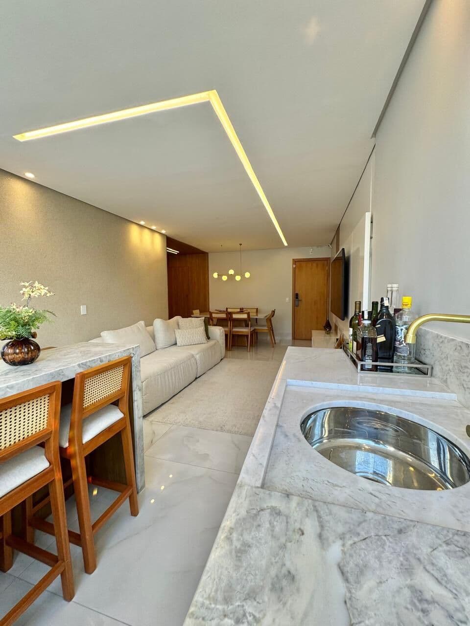 Apartamento na quadra do mar, reformado e decorado, 3 quartos, 2 suítes, 3 vagas, lazer completo