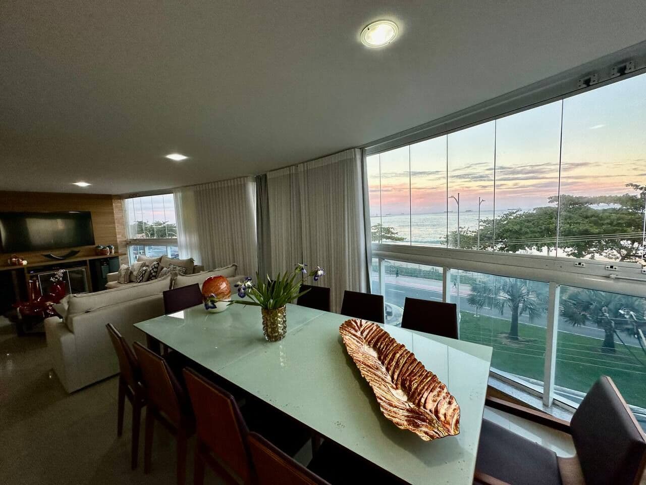 Apto frente mar 255m², 4 suítes, 3 vagas, lazer de clube