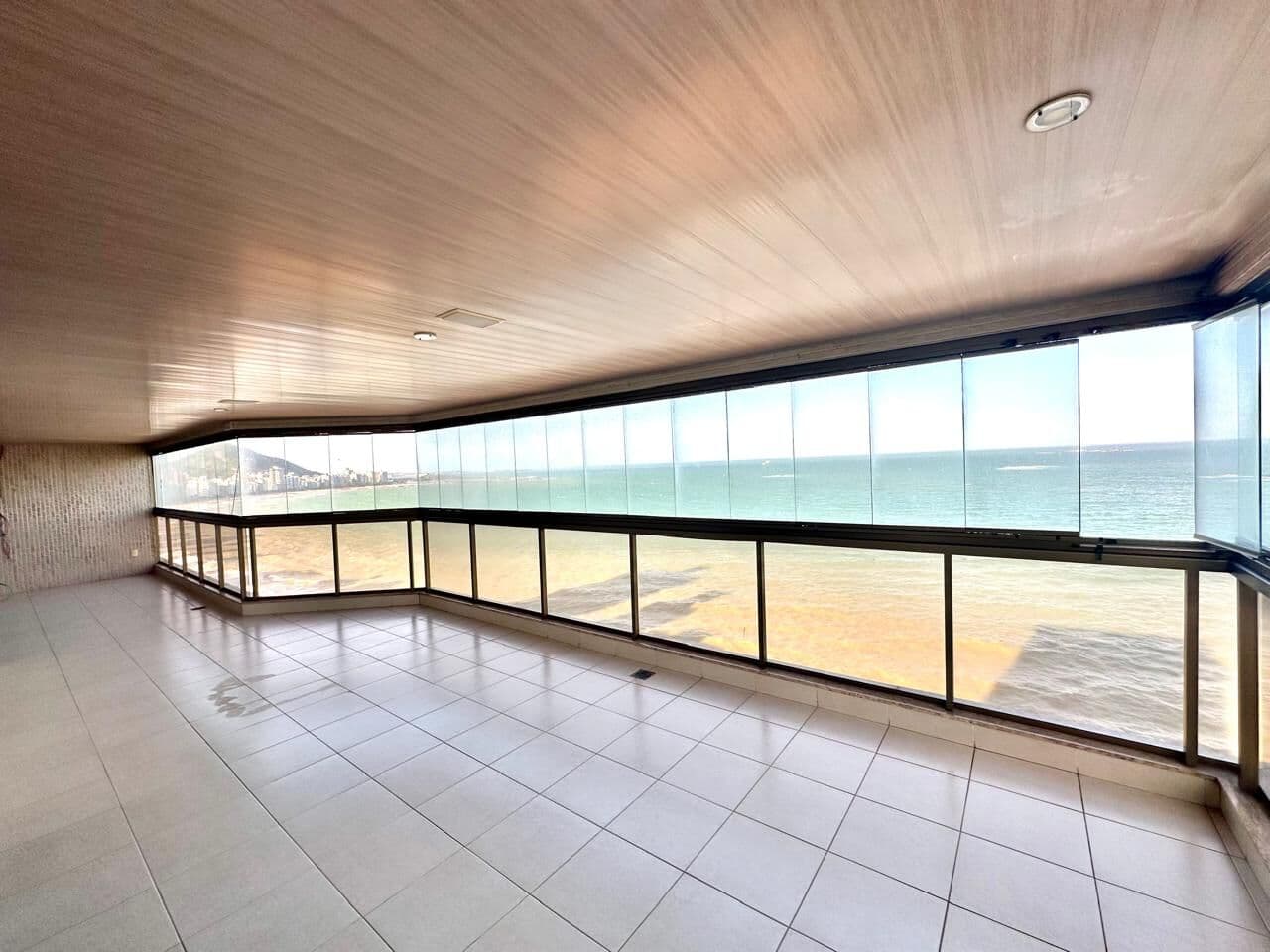 Apartamento Alto Padrão, 400m², 4 suítes, 5 vagas, lazer de clube.