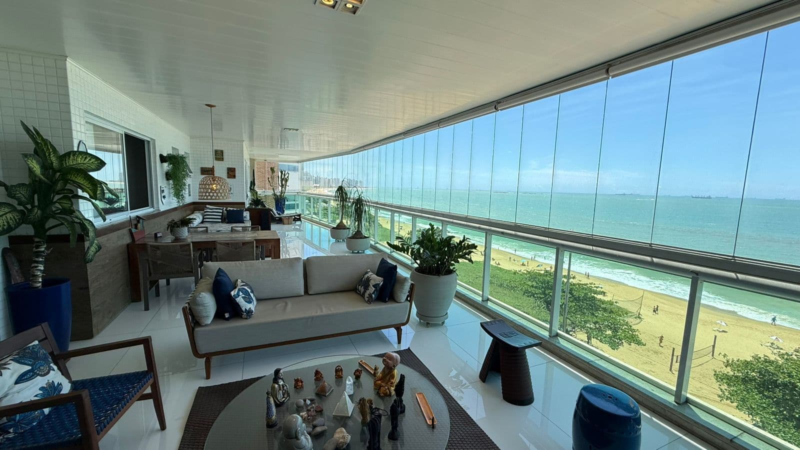 Apto 300m², 4 suítes, 3 vagas, prédio frente mar, lazer de clube