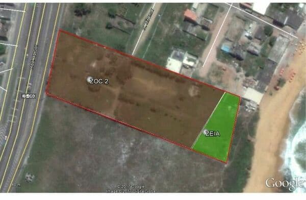 Terreno 13 mil m²; frente Rodovia do Sol, na Barra do Jucu; Quadra do mar; Fundos com a Praia dos Recifes; Murado; Bairro com ruas urbanizadas toda em asfalto; Próximo de todo o comercio local.