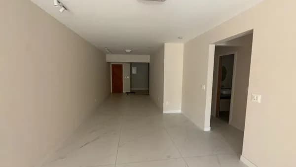 Apartamento recém reformado, prédio frente mar, 170m², 3 quartos, suíte + escritório, 2 vagas e lazer completo