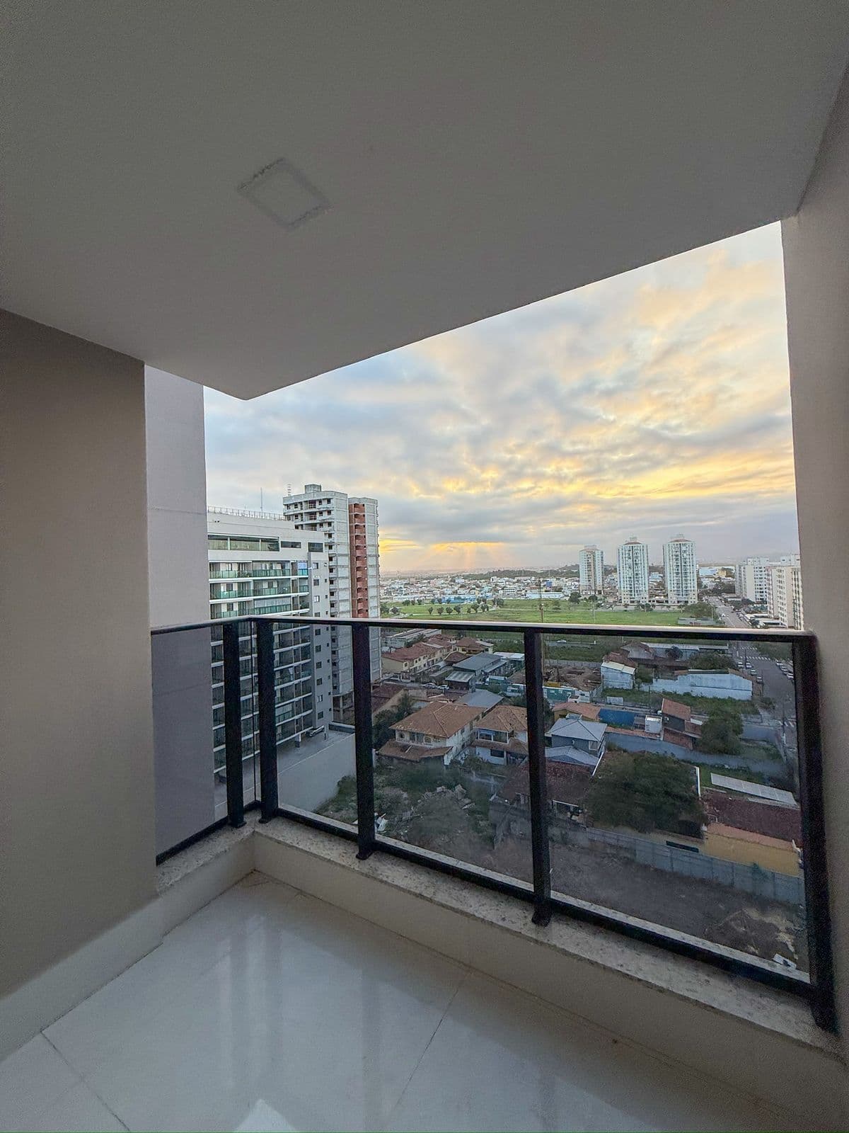 Apartamento, prédio novo, andar alto, 70m², 3 quartos, 1 suíte, 2 vagas - Praia de Itaparica