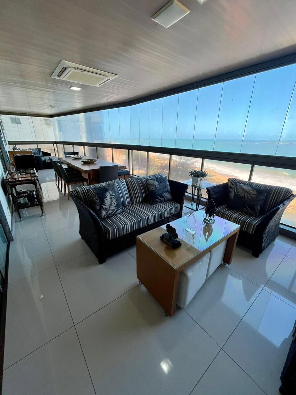 Apto frente mar, 260m², 3 quartos, 2 suítes, DCE, 3 vagas, lazer completo