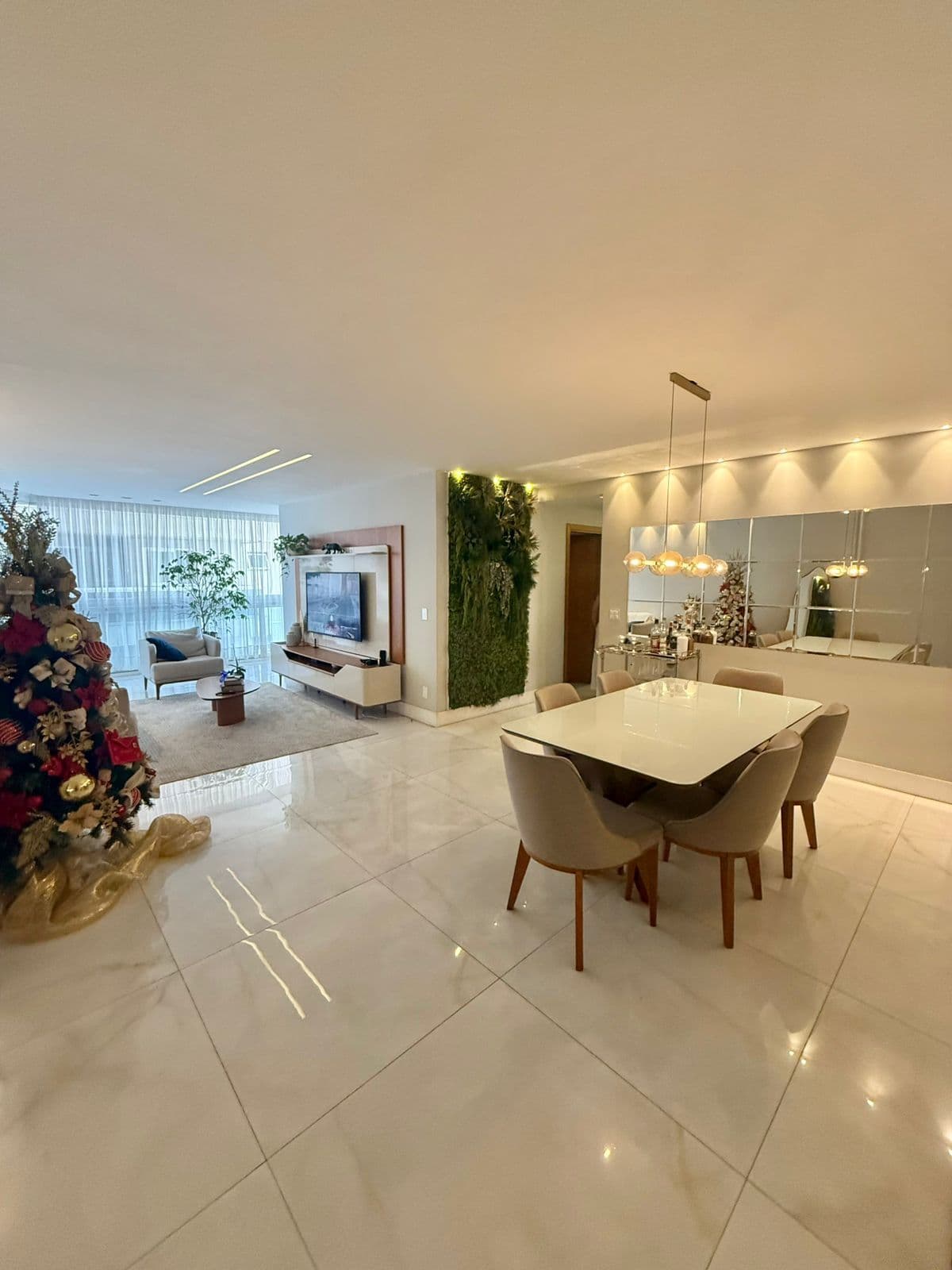 Apartamento 4 quartos no Ed. Mar Mediterrâneo, 2 suítes, 3 vagas, Lazer de clube.