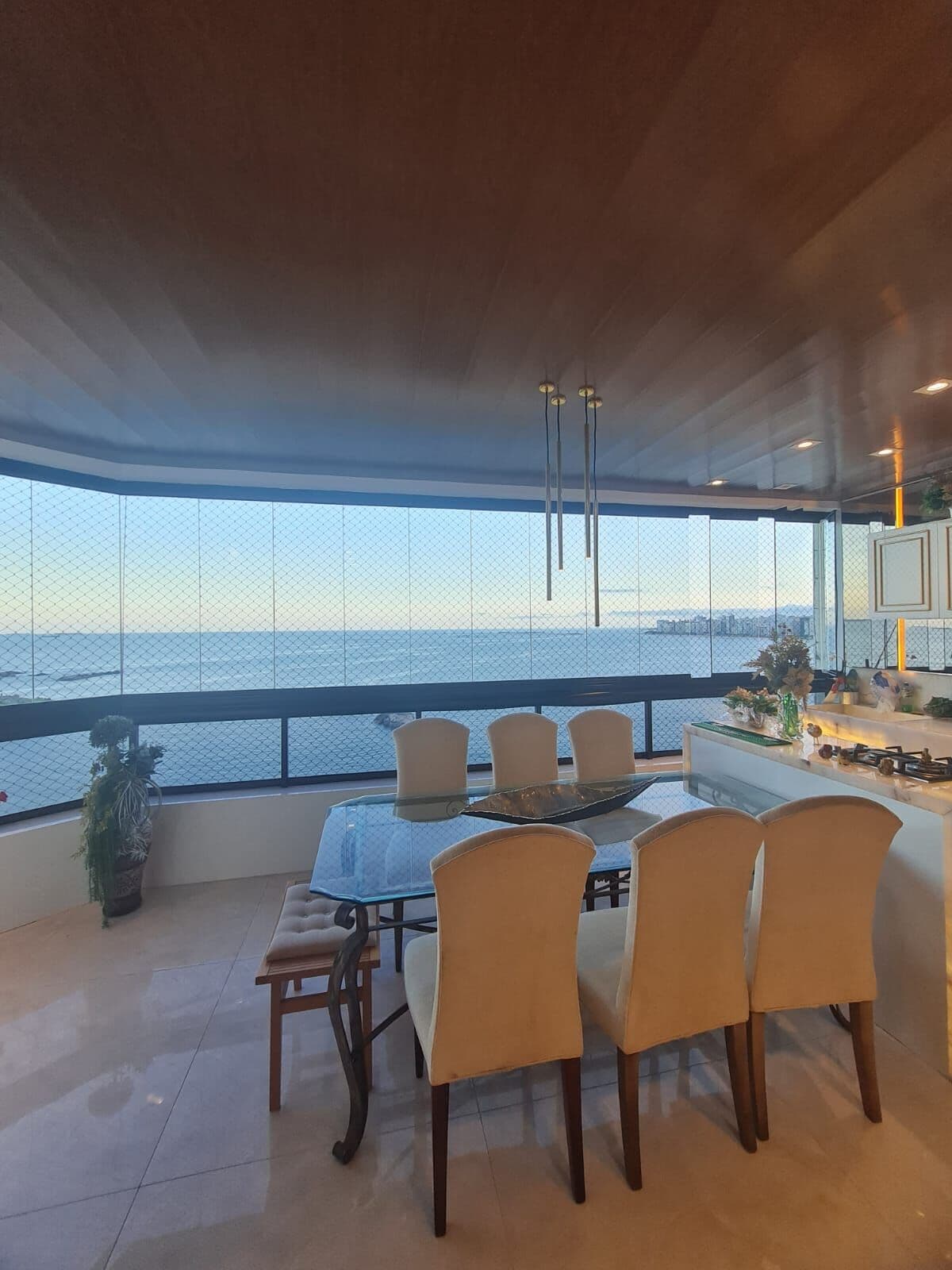 Apto Alto Padrão Apto 485m², 4 suítes sendo 2 suítes com closet e banheira, 3 vagas.